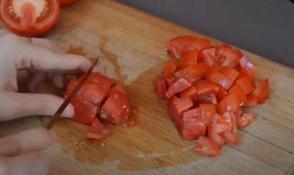 Seckanje paradajza za zaprženu boraniju starih monaha sa Hilandara