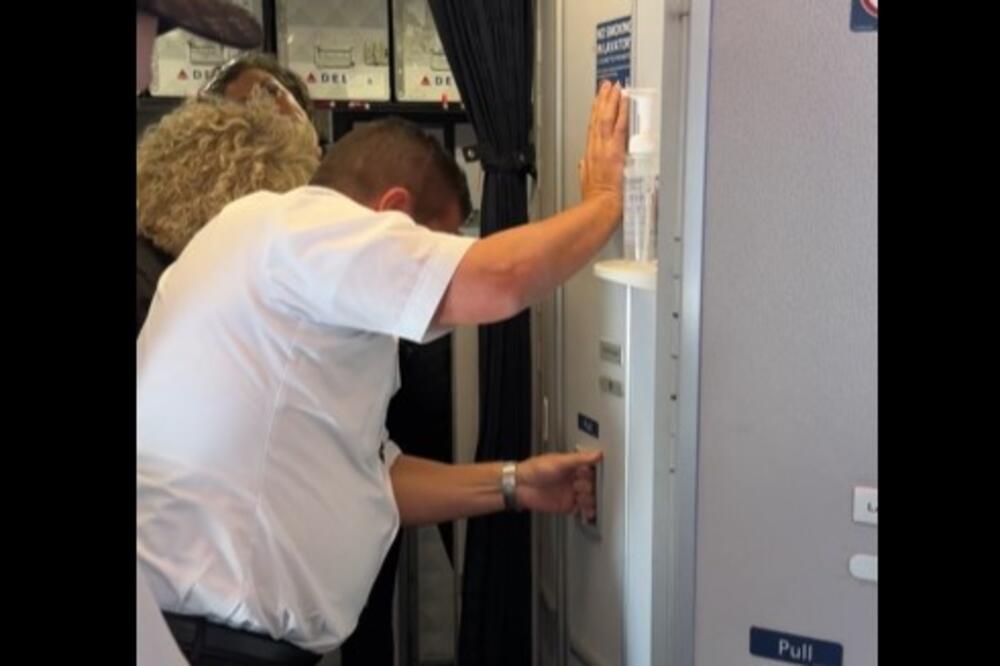 KADA BUDETE ČULI ŠTA SE DESILO PUTNIKU U TOALETU AVIONA PRASNUĆETE U SMEH: Stjuardese dale sve od sebe, ali DŽABE!