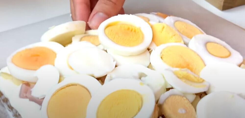 Jaja preko šunke, pečenice i sira