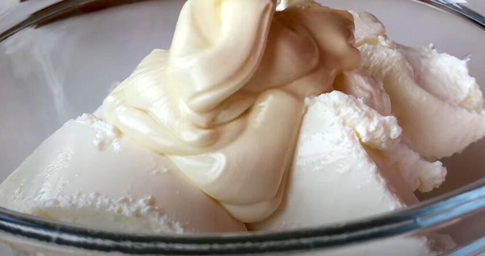 Majonez i pavlaka u činiji