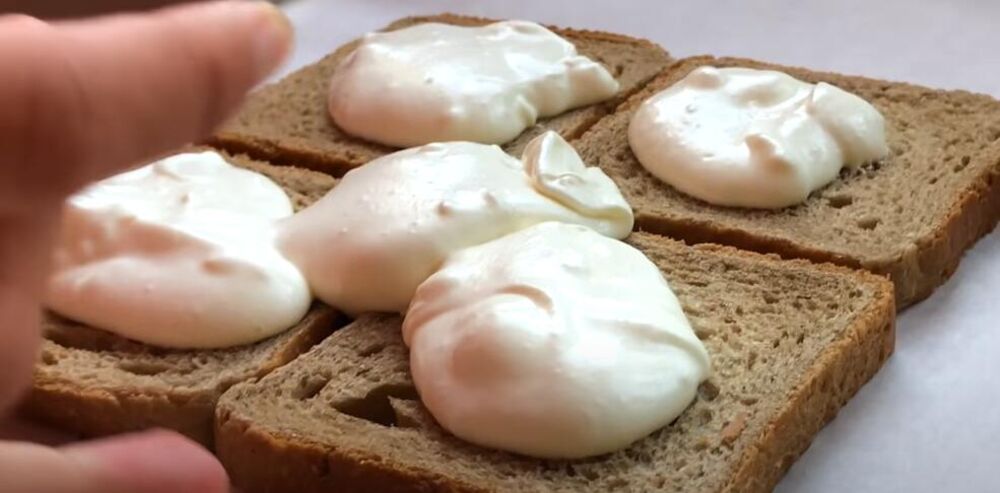 Majonez i pavlaka preko tost hleba
