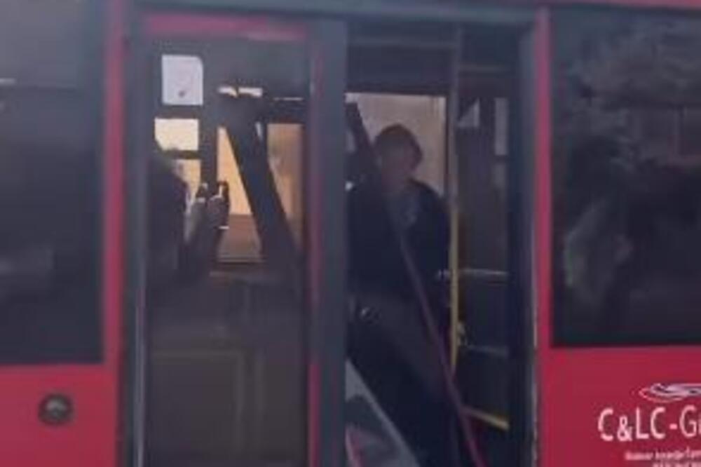 "ZNAO SAM KOJI JE I PRE NEGO ŠTO SAM VIDEO!" Autobus u Beogradu ostao bez vrata, PUTNICI ŠOKIRANI (VIDEO)