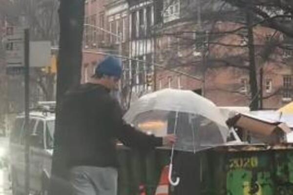 IZAŠAO NA ULICU PO KIŠI I URADIO OVU STVAR PRED OČIMA MILIONA: Nije ga bilo briga za KAMERE, samo ga je SPUSTIO...