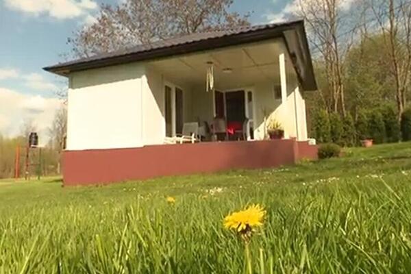 BRANKO NAPRAVIO VIKENDICU ZA 10 DANA: Nije mu trebao NI MAJSTOR, nema propisa, a evo kako izgleda UNUTRA! (FOTO)