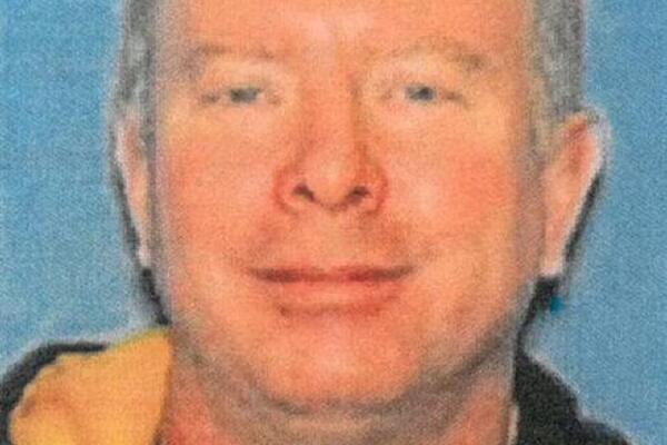 OTAC ĆERKINIM DRUGARICAMA SIPAO NARKOTIK U SMUTI: Kad se probudila devojčica je ugledala JEZIVU SCENU, nosio je...