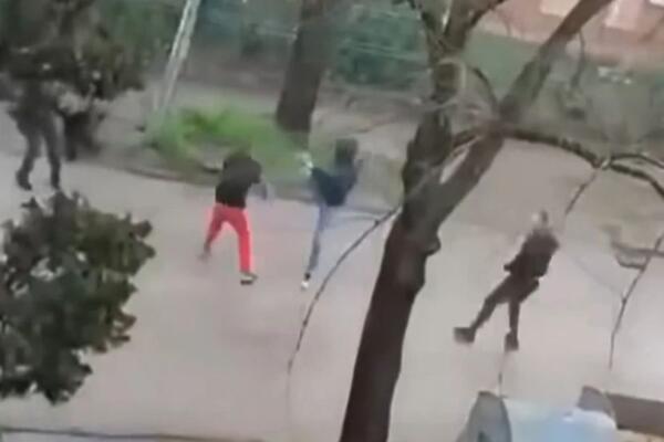 UČENICI TUKLI DRUGARA ISPRED MAŠINSKE ŠKOLE: Oborili ga na ZEMLJU, a onda... kamere SNIMILE SAV UŽAS (VIDEO)