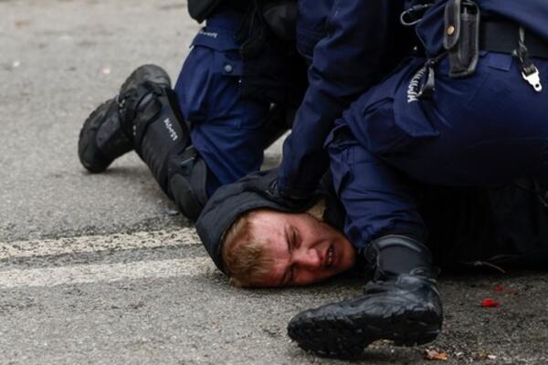 PALILI GUME,BACALI PETARDE,PA IZNELI I KOVČEG! Haos ispred kabineta premijera Poljske, poljoprivrednici NE ODUSTAJU