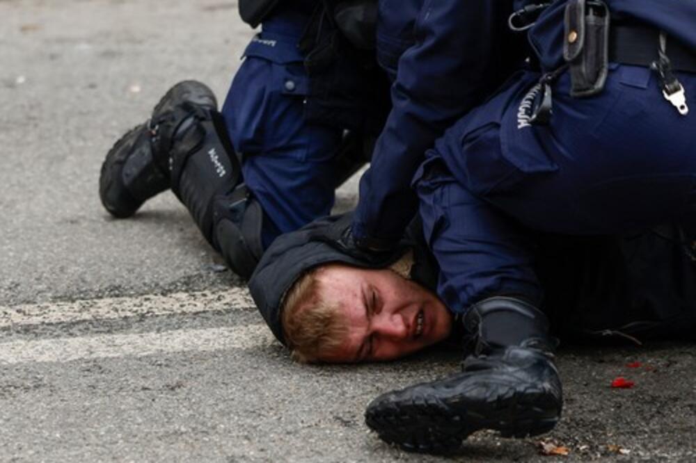 PALILI GUME,BACALI PETARDE,PA IZNELI I KOVČEG! Haos ispred kabineta premijera Poljske, poljoprivrednici NE ODUSTAJU