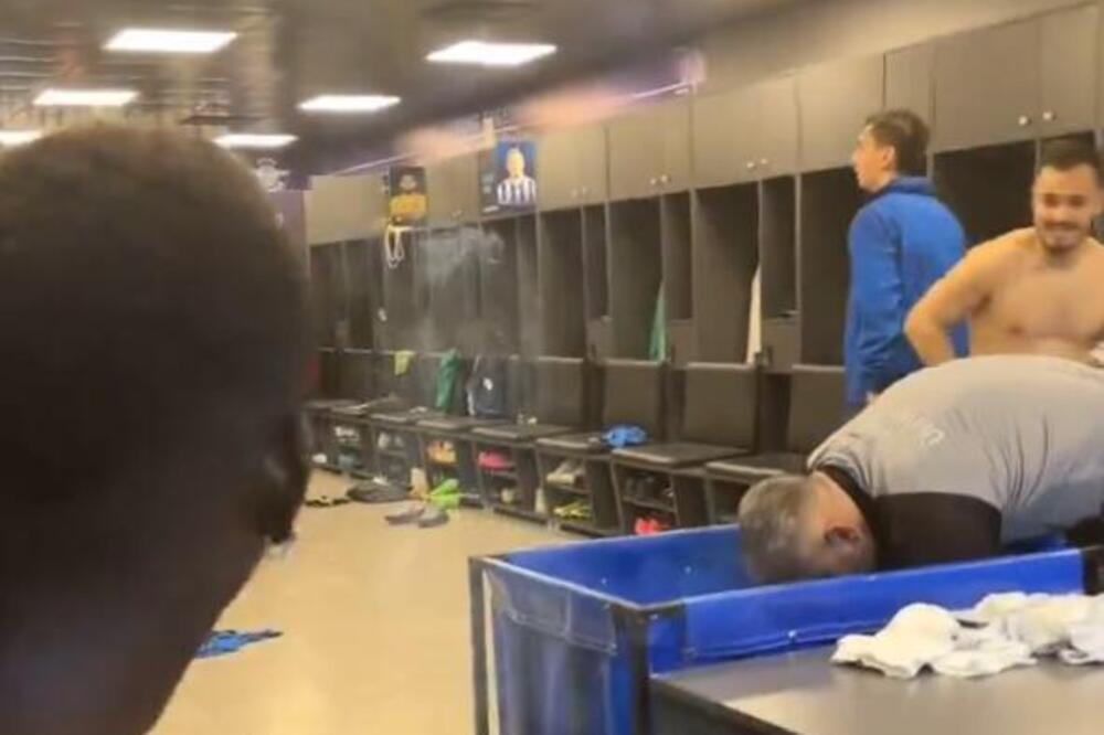 BALOTELI NASTAVLJA DA ŠOKIRA POSTUPCIMA: Ušao je u svlačionicu, pa saigračima PRIREDIO nešto NEVEROVATNO! (VIDEO)