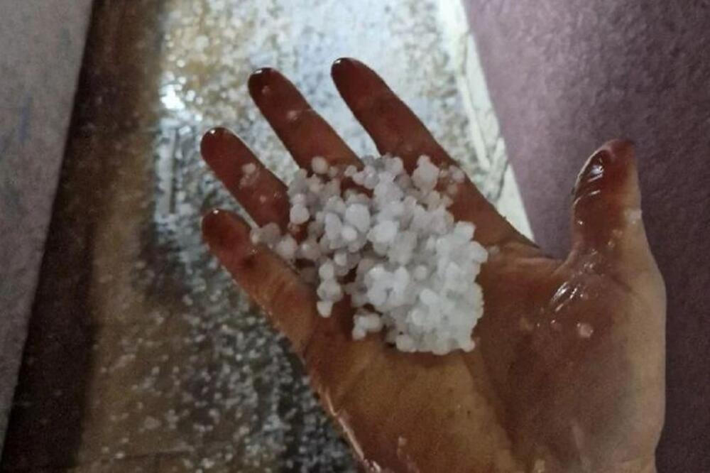 SNAŽNO NEVREME SINOĆ ZAHVATILO DEO SRBIJE: U Somboru pao GRAD veličine GRAŠKA (FOTO)