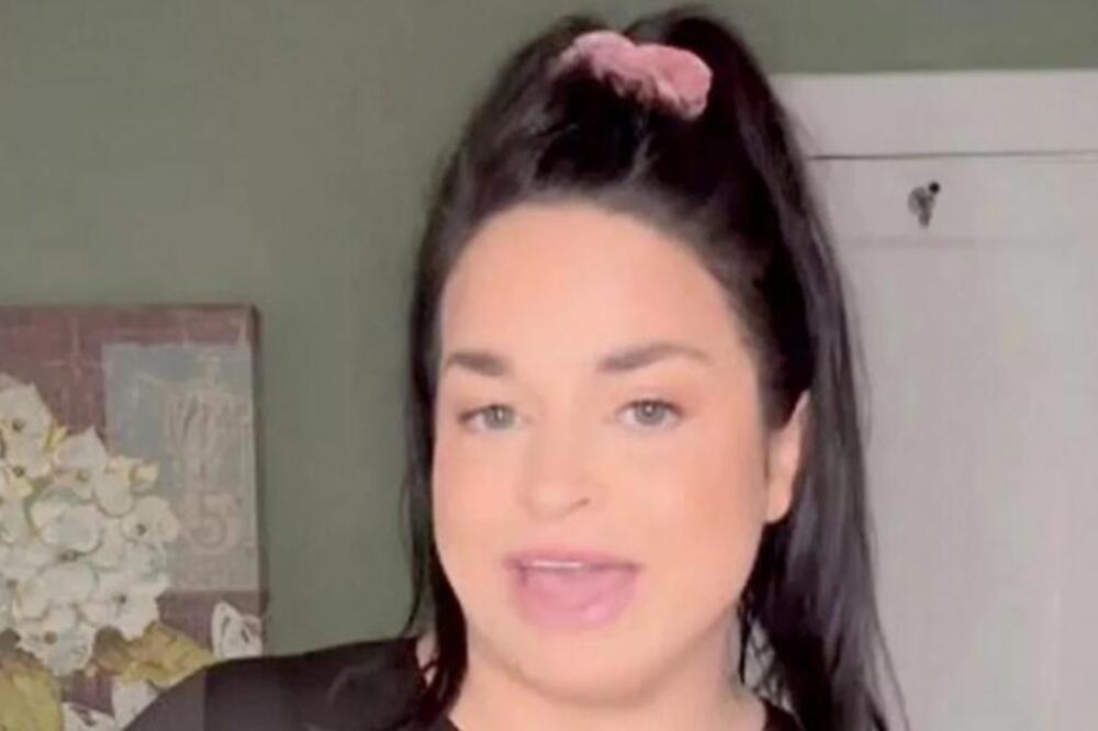 PORUČILA KOMBINEZOM SA OTVOROM NA ZADNJICI: Ljudi u NEVERICI gledaju dokle ide DANAŠNJA MODA (FOTO)