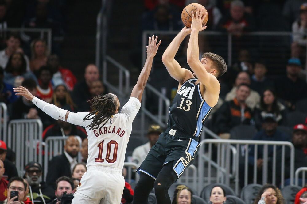 Bogdan Bogdanović (desno) na utakmici Atlante i Klivlenda