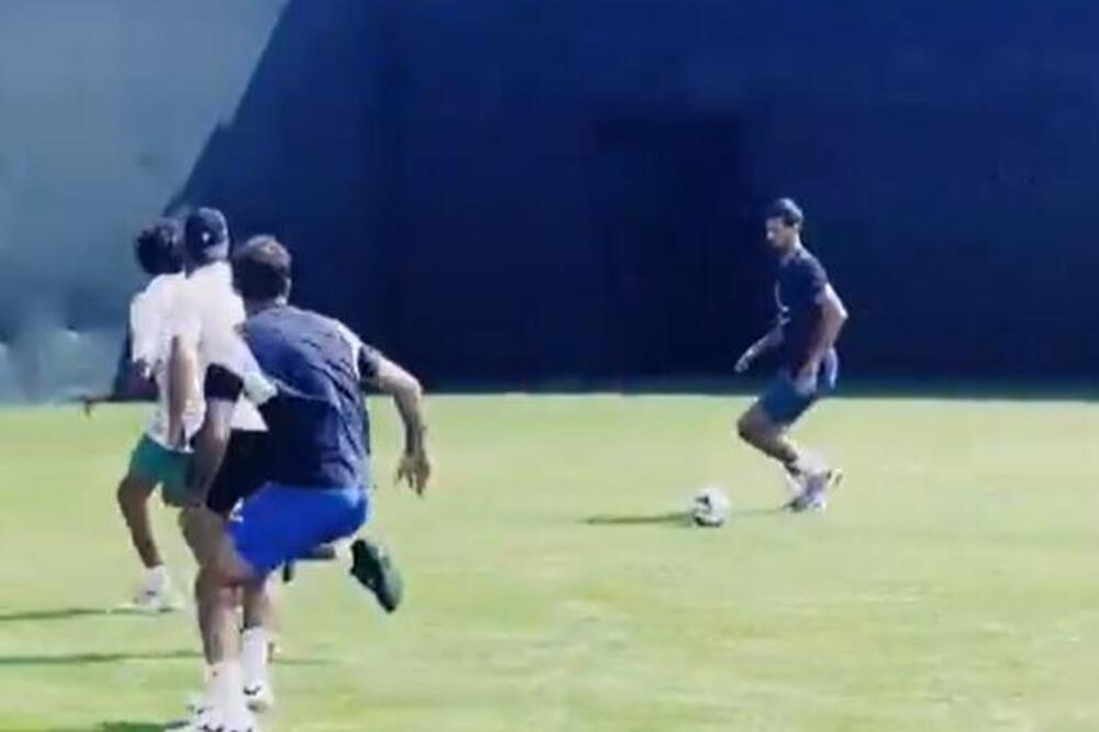 NOVAK DAO LEP GOL DOK JE IGRAO FUDBAL: Proslavio je pogodak na poseban način (VIDEO)