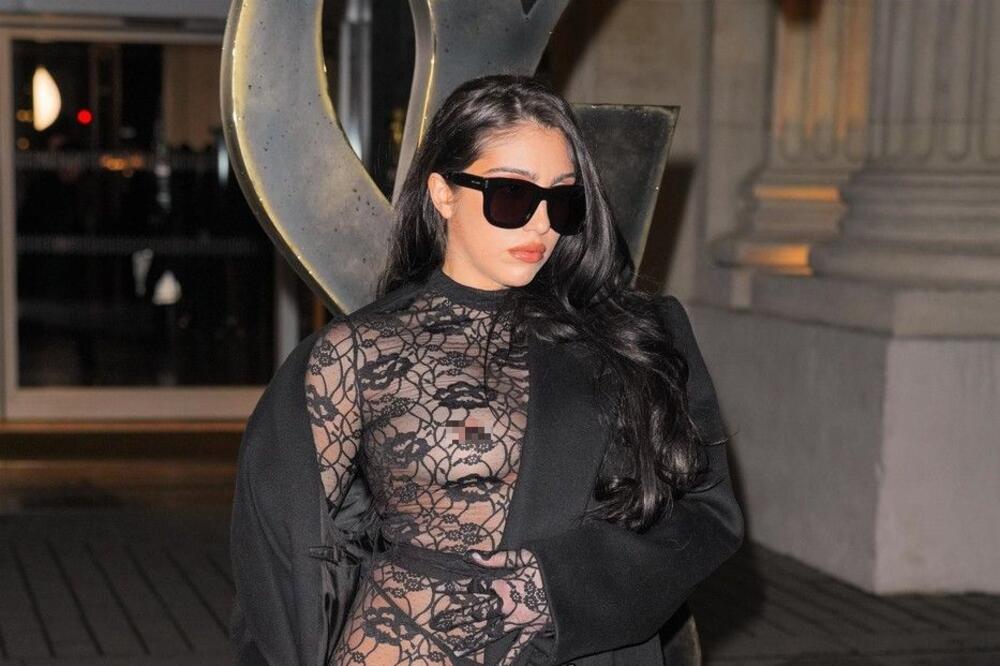 ŽENO, JESI LI REALNA? Obukla ČIPKU bez BRUSA i sve ISPALO: Ljudi nisu mogli da odvoje POGLED, tako šetala ULICOM