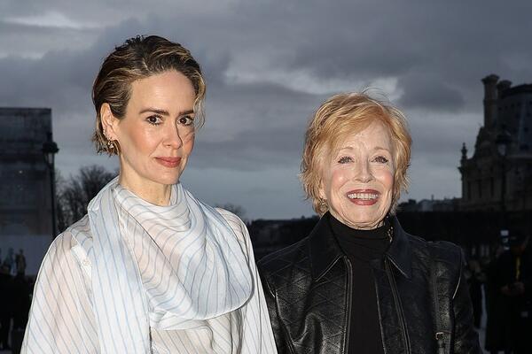 JEDNA IMA 81, A DRUGA 49 GODINA I DELE POSTELJU: Poznate LEZBIJKE se pojavile i sve ostavile FRAPIRANE izgledom