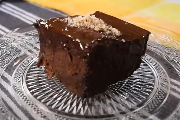 KOLAČ SA ČOKOLADOM I DŽEMOM NA VODI: Najkremastija poslastica za Uskršnji post - recept iz starih novina se pamti