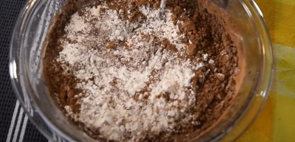 Pravljenje smese za kolač sa čokoladom i džemom na vodi