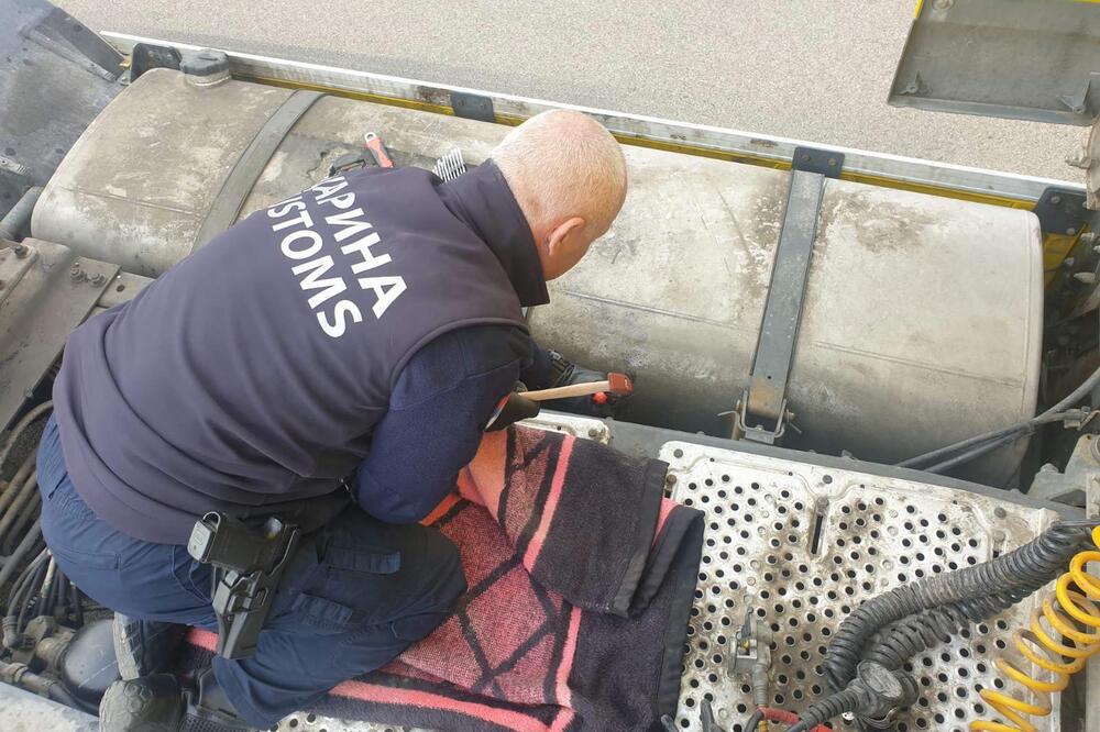 CARINICI OSTALI U ČUDU KADA SU VIDELI ŠTA JE POKUŠAO DA PROKRIJUMČARI: Da li je MOGUĆE da je ovo STAVIO U KAMION?