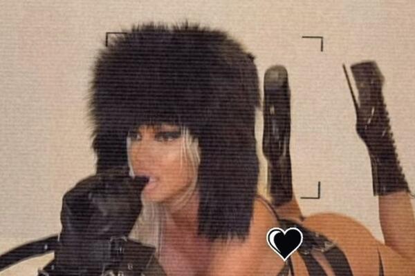 KARLEUŠA KAIŠEVIMA PREKRILA INTIMNE DELOVE, PA POKAZALA JAKE ATRIBUTE: Ne zna se iz kog je ugla BOLJA, prava BOMBA