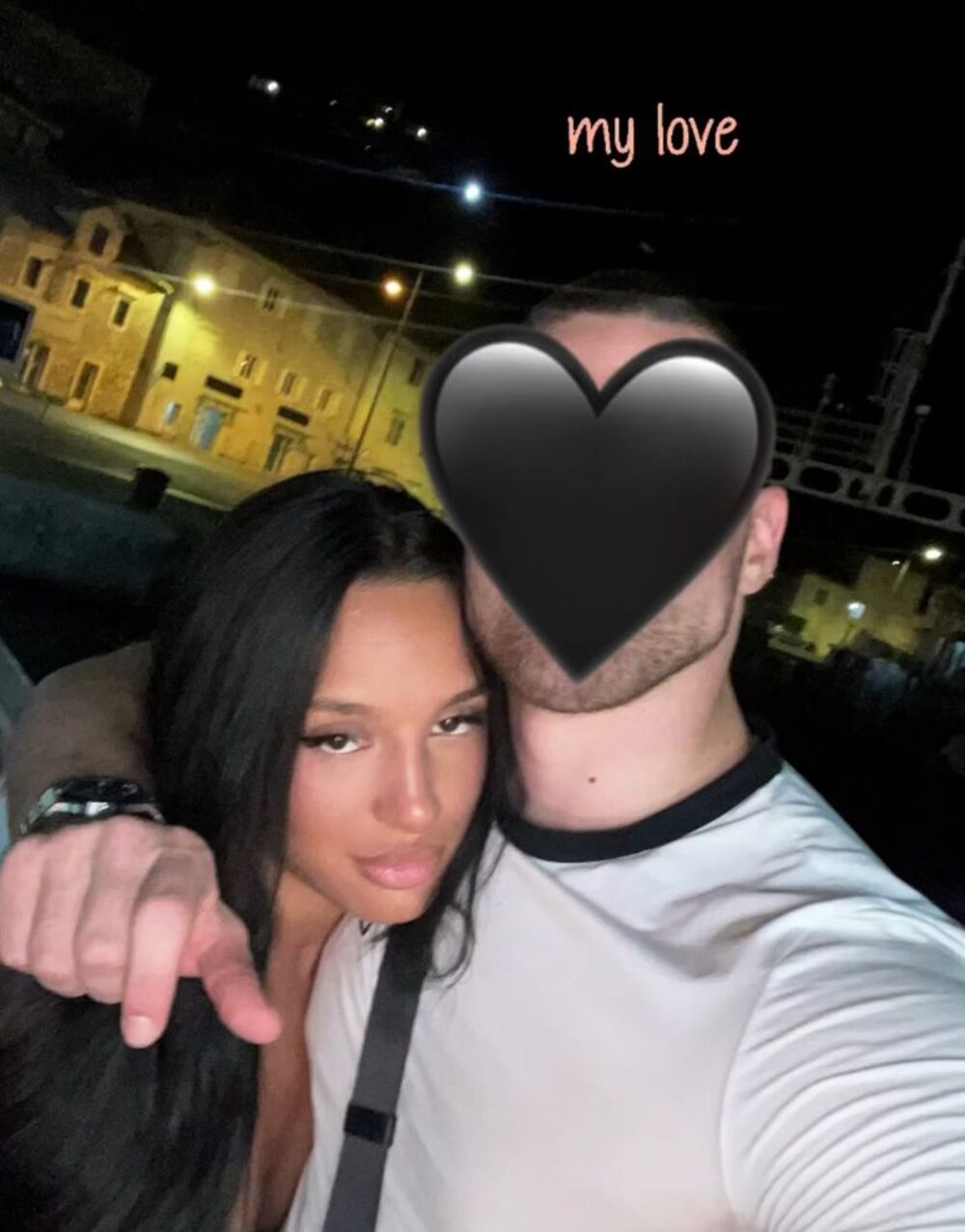 Ona ga strpljivo čeka napolju 