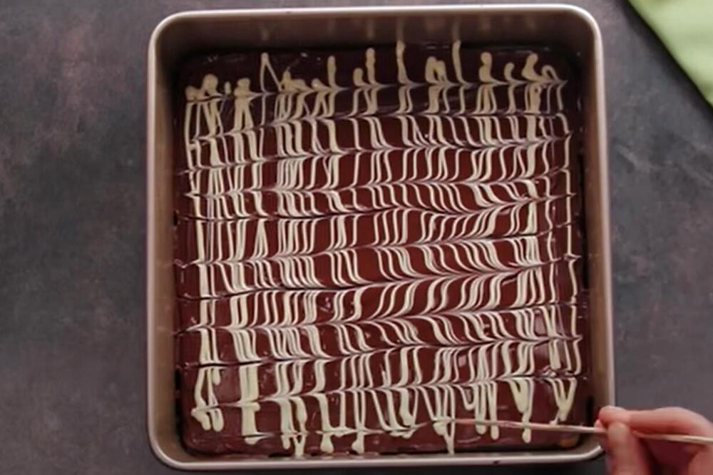 NAJSOČNIJI KOLAČ OD SAMO 3 SASTOJKA, PREUKUSAN I PREJEFTIN: Priprema traje kraće nego kuvanje čaja (RECEPT)