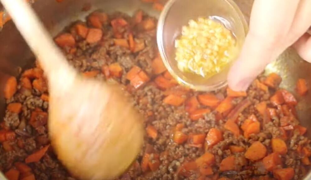 Dinstanje sastojaka za tursku čorbu 'trahana'