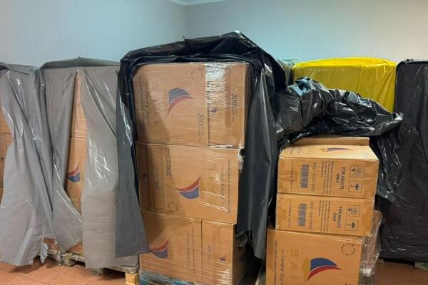 LUKS ROBA STIGLA IZ CRNE GORE PREKO PAZARA? Policija uplala u objakat na Zvezdari, evo šta su pronašli! (FOTO)