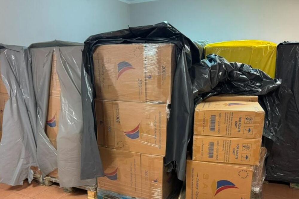 LUKS ROBA STIGLA IZ CRNE GORE PREKO PAZARA? Policija uplala u objakat na Zvezdari, evo šta su pronašli! (FOTO)