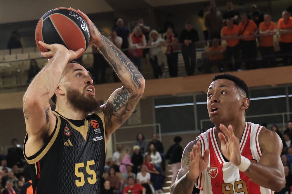 Majk Džejms (levo) na utakmici Monaka i Crvene zvezde