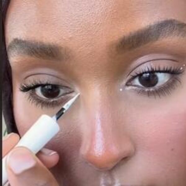 OVAJ TREND U ŠMINKANJU BRIŠE GODINE SA LICA I DAJE SVEŽ IZGLED: Bićete dosta mlađe kada se ovo stavite na kapke