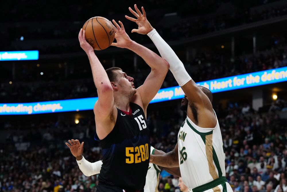 Nikola Jokić  (levo) na utakmici Denver Nagetsa i Boston Seltiksa