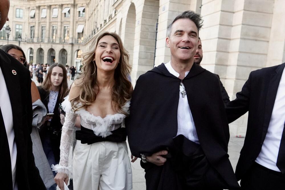 U isto vreme spava sa taštom i ženom, a tvrdi da su mu testosteroni kao 99-godišnjaku! A tek šta mu ona radi u kadi