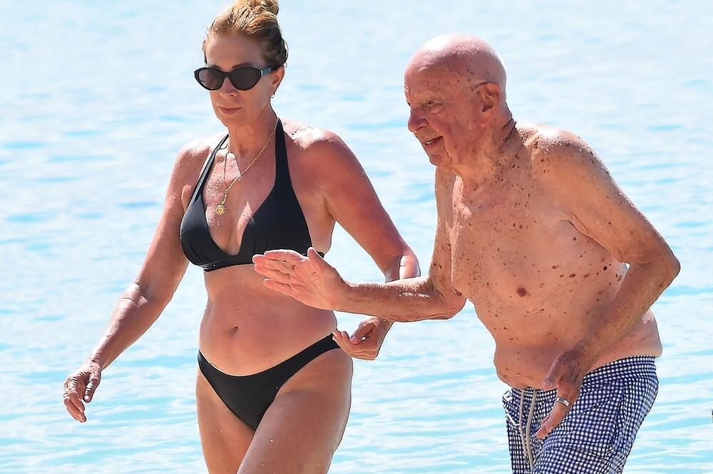SIGURNO JE LJUBAV! Medijski MOGUL (92) se ženi PO 5 PUT i to MNOGO MLAĐOM: Žene ga OBOŽAVAJU i u ovim GODINAMA