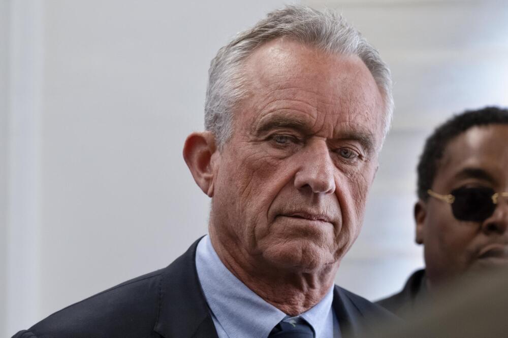 Budući Trampov ministar snimljen kako u piće sipa misteriznu plavu tečnost! (VIDEO)