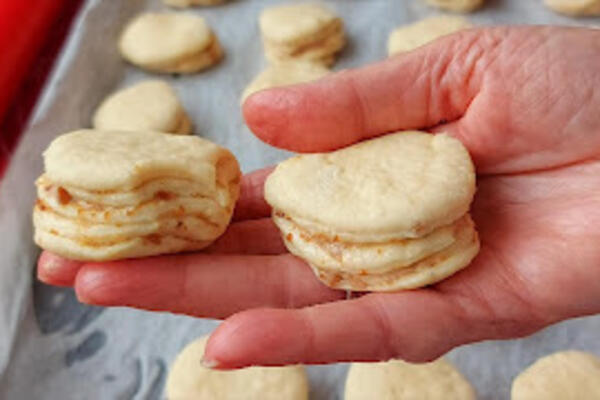 STAVITE ČVARKE U TESTO I UŽIVAJTE U DOMAĆINSKOM DORUČKU: Nema Srbina kome neće krenuti voda na usta kada vidi ovo