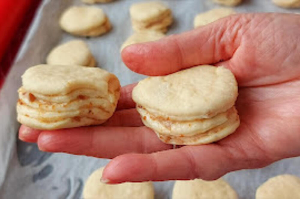 STAVITE ČVARKE U TESTO I UŽIVAJTE U DOMAĆINSKOM DORUČKU: Nema Srbina kome neće krenuti voda na usta kada vidi ovo