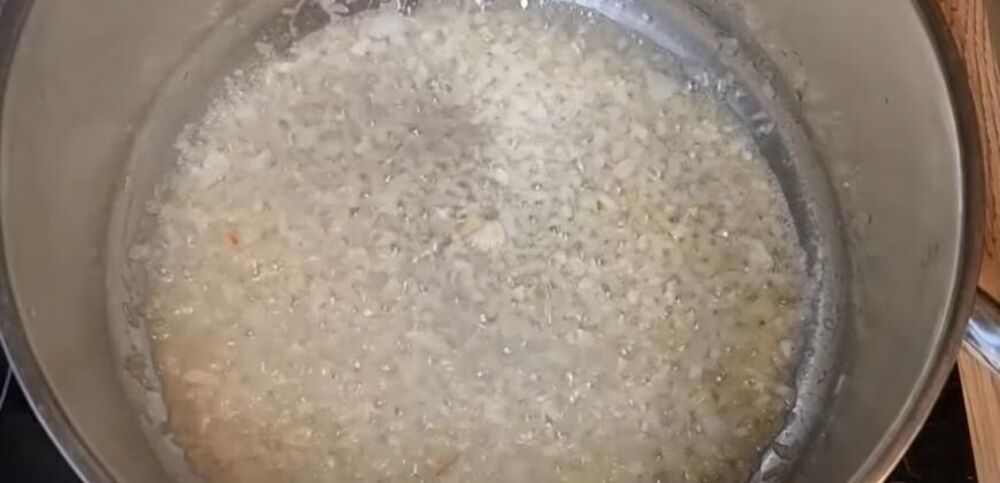 Dinstanje crnog luka za čorbu od krompira i šargarepe na vodi