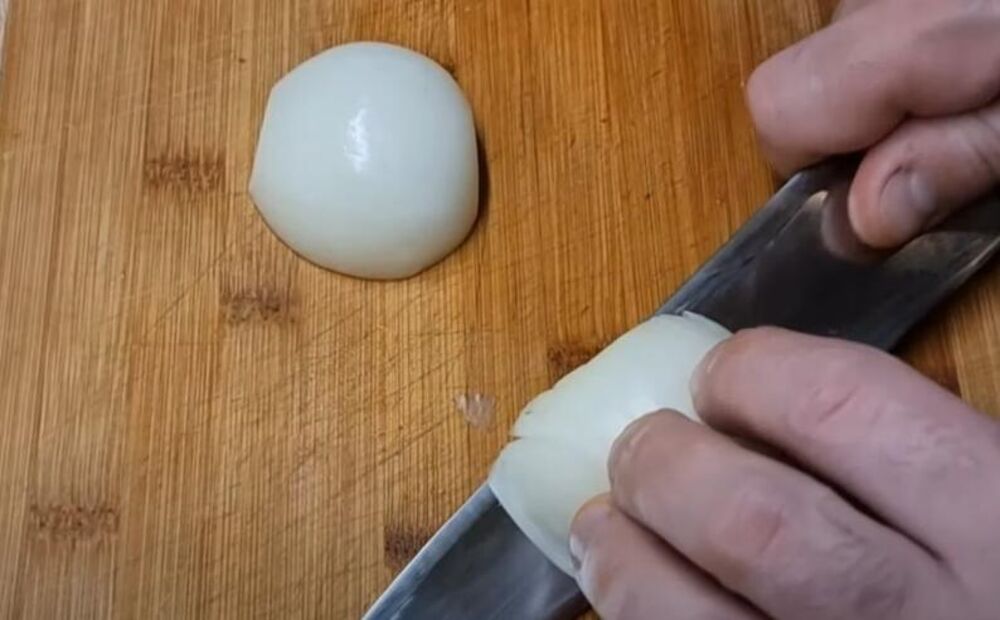 Seckanje crnog luka za čorbu od krompira i šargarepe na vodi