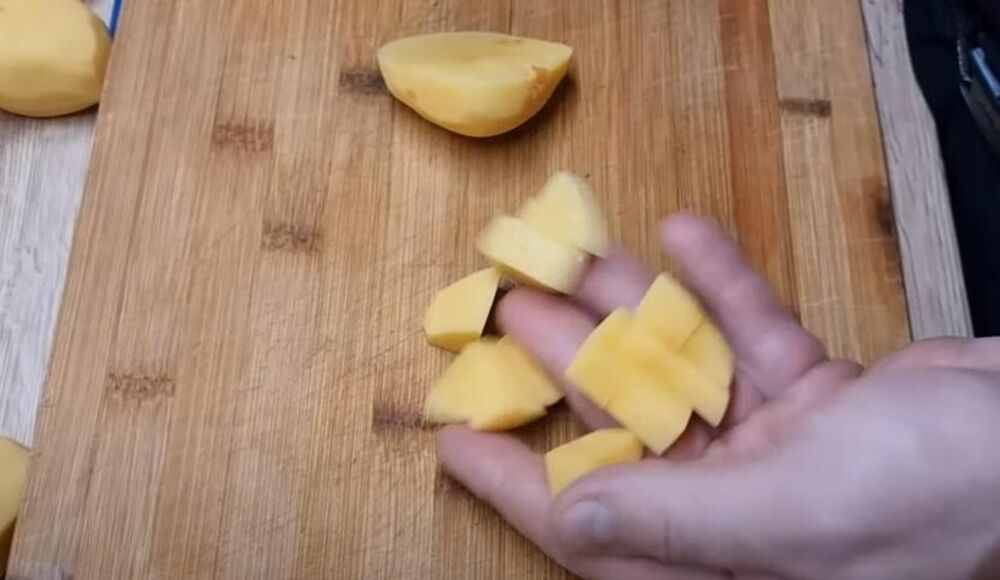 Seckanje krompira za čorbu od krompira i šargarepe na vodi