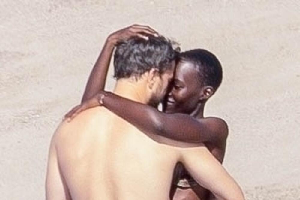 DOHVATILI SE NA PLAŽI DOK SU LJUDI PORED SUNČALI: Paparaco ih UHVATIO kada su se NAJMANJE NADALI, VRELE FOTKE