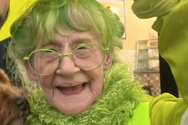 "ZELENA" BAKA KOJA JE OSVOJILA INTERNET: Ceo život promenula zbog JEDNE BOJE, a gledajte KOGA je htela da OFARBA