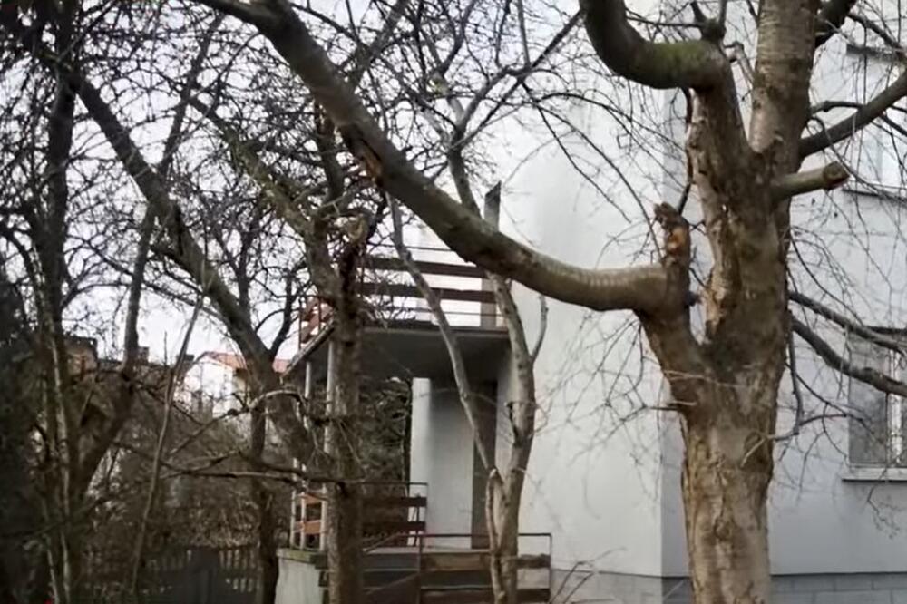 POLICAJCI ČULI DA NEKO ZAPOMAŽE, PA ULETELI U DVORIŠTE KUĆE: Počeli da kopaju, a onda iz zemlje krenuo da izlazi...