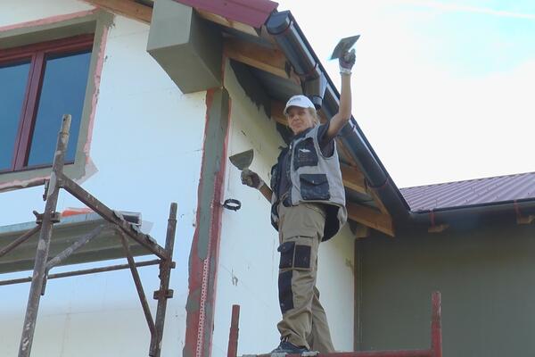 DRAGANA BARABAR SA MUŠKARCIMA RADI FASADE: Na skeli provede i po 10 sati dnevno, OVA ŽENA RUŠI SVE PREDRASUDE