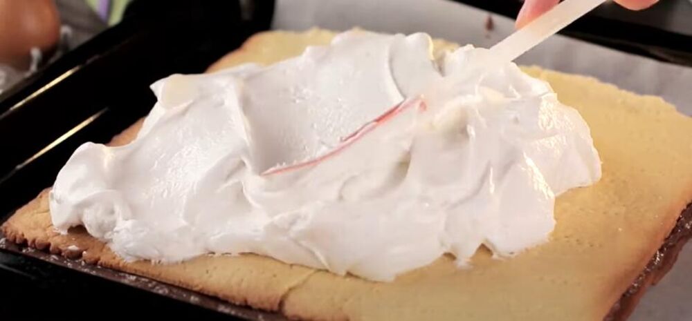 Beze sloj preko mađarskog kolača 'Kati'