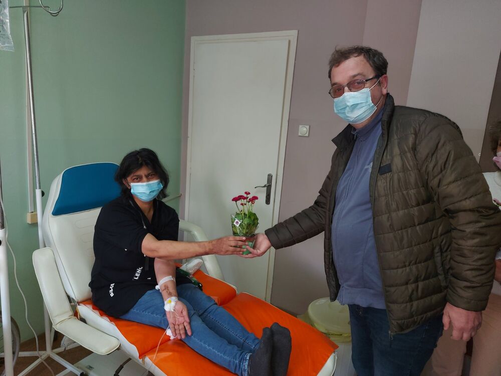 Član Društva onkoloških pacijenata Vranje uručuje poklon pacijentkinji