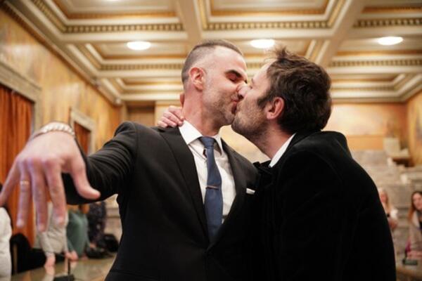 OVO JE PRVI GEJ BRAK U PRAVOSLAVNOJ GRČKOJ: Objavljeni trenuci sa ISTORIJSKOG venčanja - GLEDAJTE OVO (FOTO)