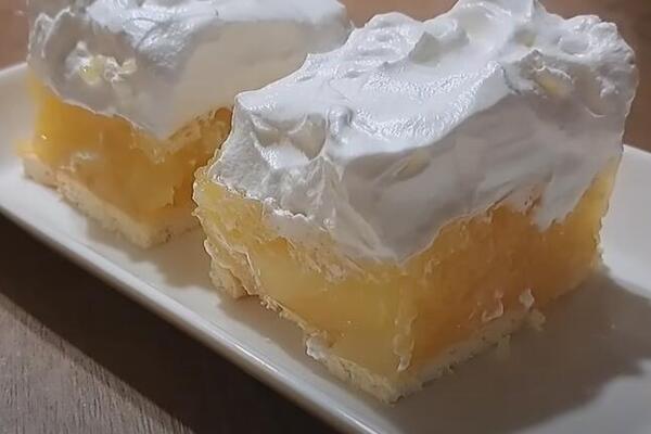 NAJKREMASTIJA POSLASTICA SA JABUKAMA I KEKSOM: Bugarski kolač "3 čaše" - svako parče se topi, bolji ne postoji