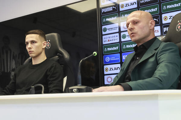 DŽENTLMENSKI POTEZ TRENERA PARTIZANA: Duljaj podelio čokoladice damama i čestitao 8. mart (FOTO)