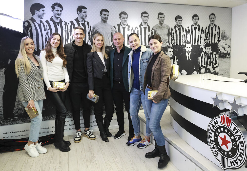 Igor Duljaj i kapiten Svetozar Marković sa novinarkama na stadionu Partizana