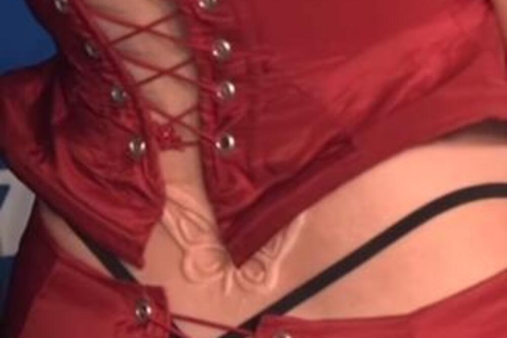 ZADNJICU UPAKOVALA U TESNI KORSET KOJI POKAZUJE SVE DOLE: Ljudi ZANEMELI kada je takva izašla pred njih